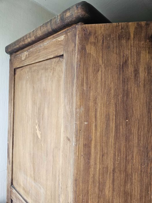 Stara drewniana szafa