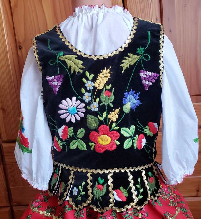 Nowy, krakowski gorset dziewczęcy ręcznie haftowany