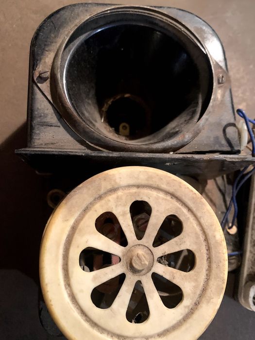 гучномовець на 220 В і супутній прилад