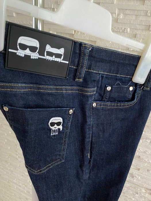 Modne jeansy z ozdobnymi naszywkami premium karl S