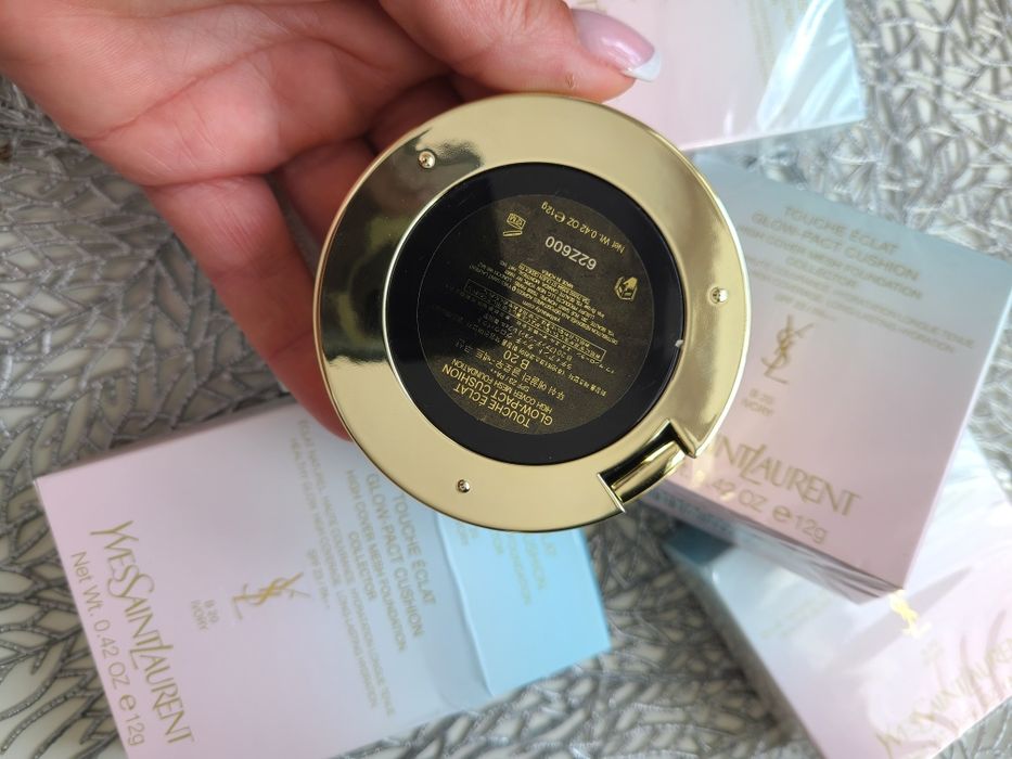 кушон Yves Saint Laurent Touche Éclat Glow Pact Cushion