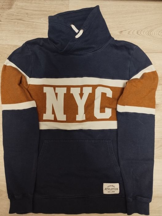 Męska ciepła bluza z kołnierzem.