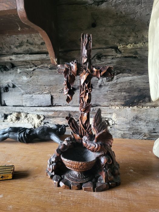 Zabytkowa rzeźba drewniana kropielnica krzyż