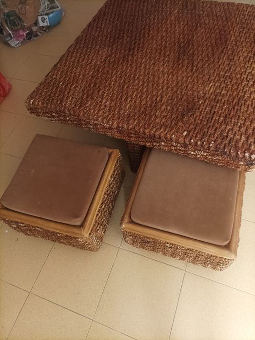 Mesa de Centro com Banquinhos