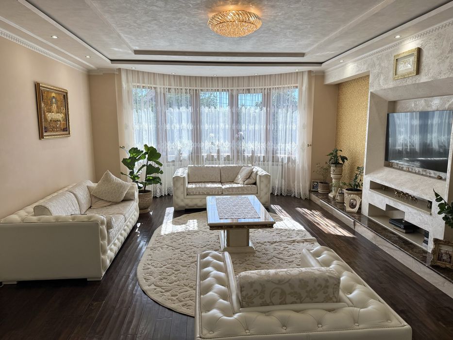 Сучасний будинок з закритим басейном