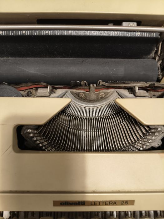 máquina de escrever portátil Olivetti Lettera 25.