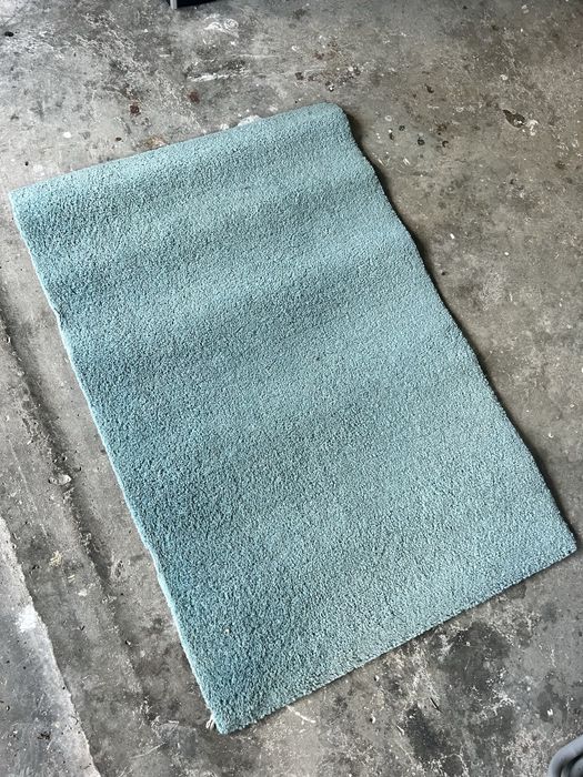 Tapete azul claro pequeno