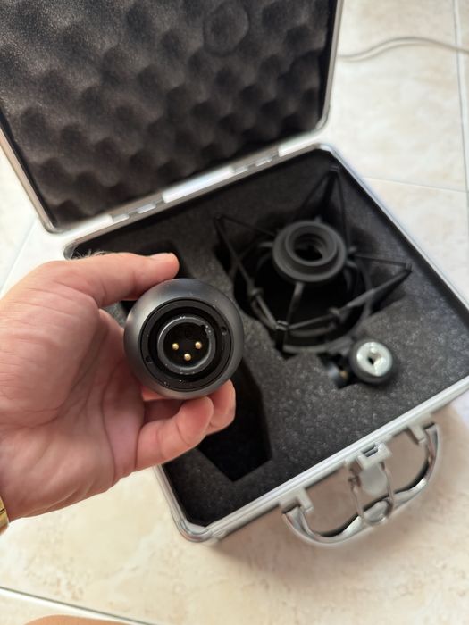 AKG P220 Microfone Condensador