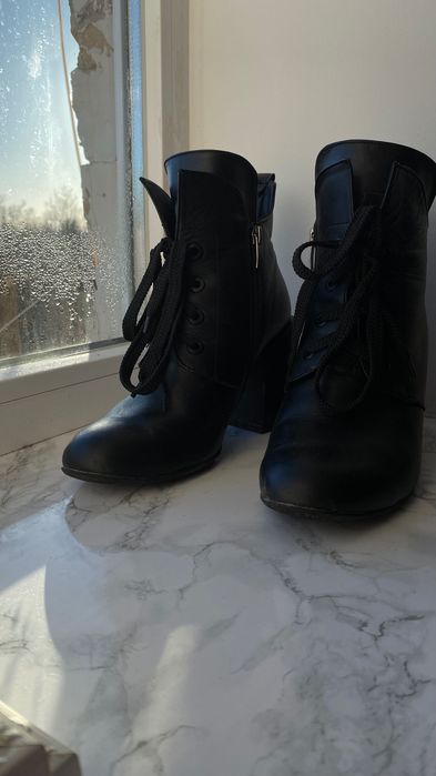 Шкіряні осінні ботінки на каблуку