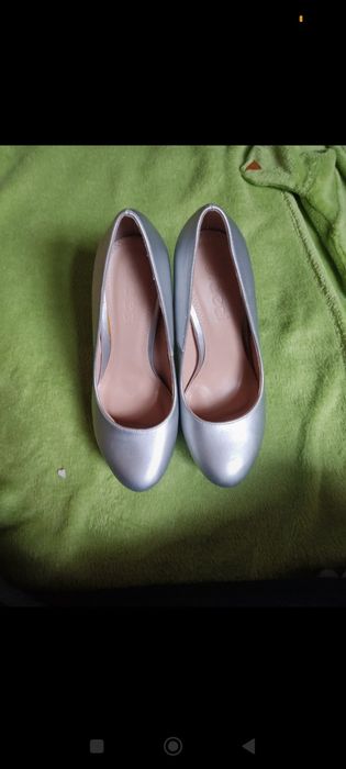 Srebrne buty na obcasie  nowe