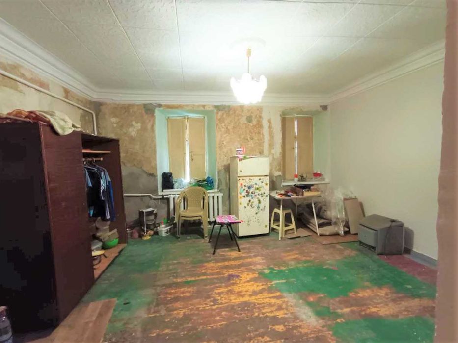 Продам комнату в малой коммуне граничит с кухней центр Торговая