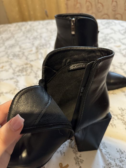 Ботильйони чорні шкіряні 38 розмір на стійкому каблуці