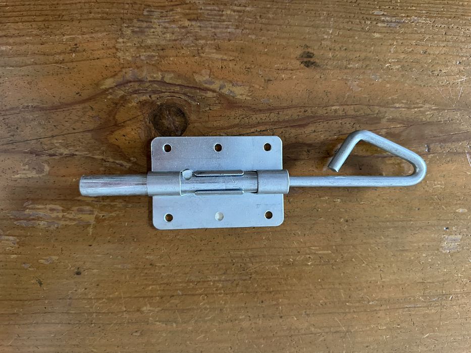 Fecho em metal galvanizado para portão exterior