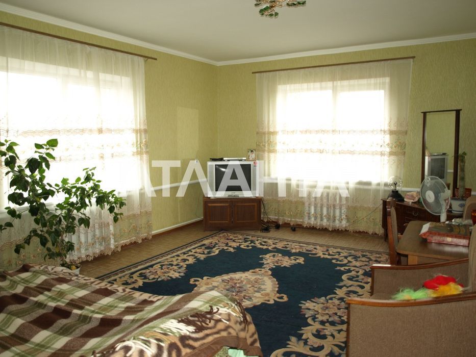 Хозяйский дом в Фонтанке в жилом состоянии. Застроенный район