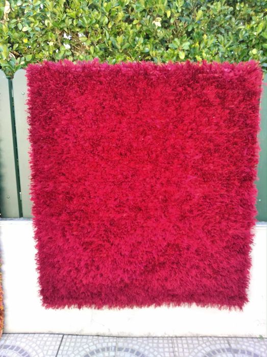 Carpete vermelha em ótimo estado e outra laranja verde e castanho