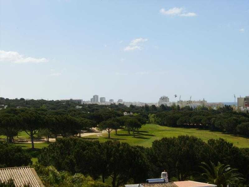 Penthouse em Vilamoura com piscina, varanda e vista de sonho mar e golfe