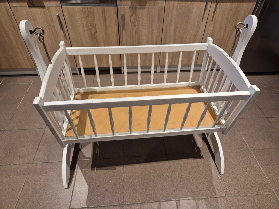 Klasyczna kołyska drewniana dla niemowlęcia