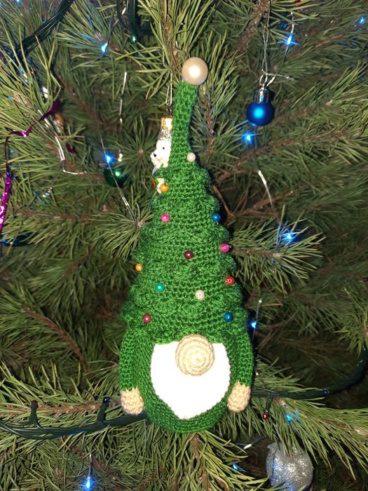 Вязаный гном елка