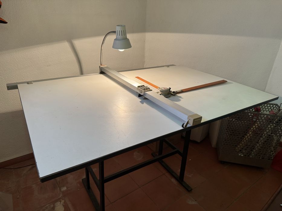 Drafting Table492883935642275840