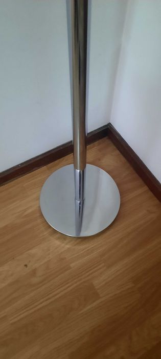 Cabide de chão cromado