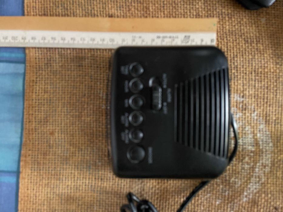 Budzik , zegar z czerwonym LED na prad na rynek brytyjski.