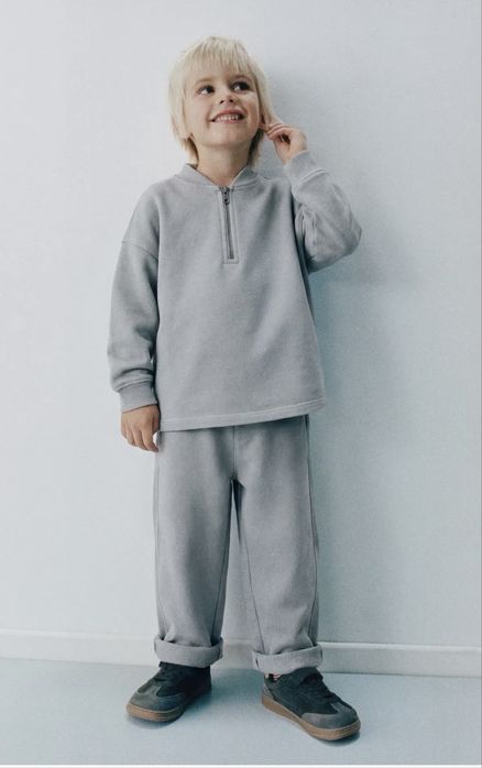 Сірий костюм ZARA