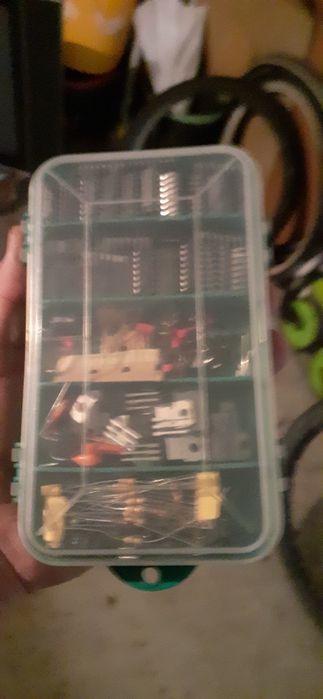 Caixa com peças electrónicas
