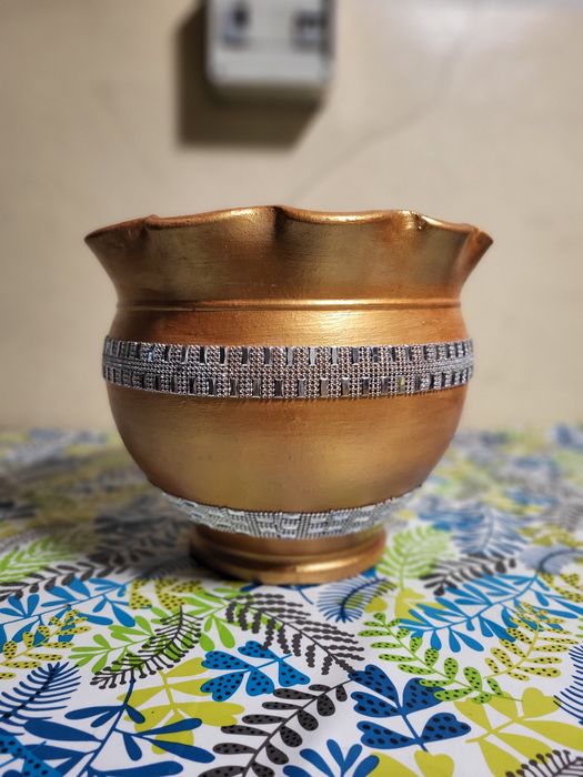 Floreira + base em dourado