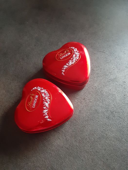 Dwa serca Lindt blaszane pudełka kolekcja serduszka walentynki lindor