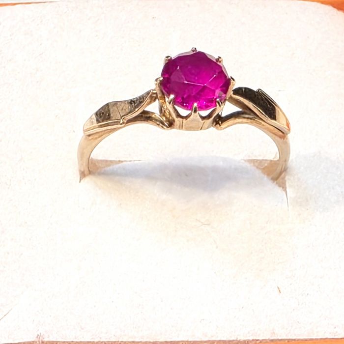 Złoty radziecki pierścionek z rubinkiem