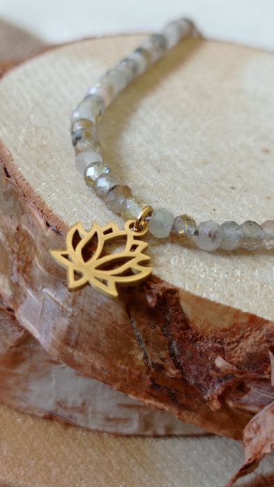 Krótki naszyjnik  damski z kwarcem oraz złotą zawieszką kwiatem