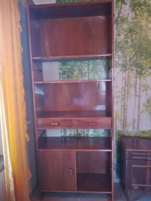 Продаю шкафы, тумбы, столы. Мебель для домашней библиотеки