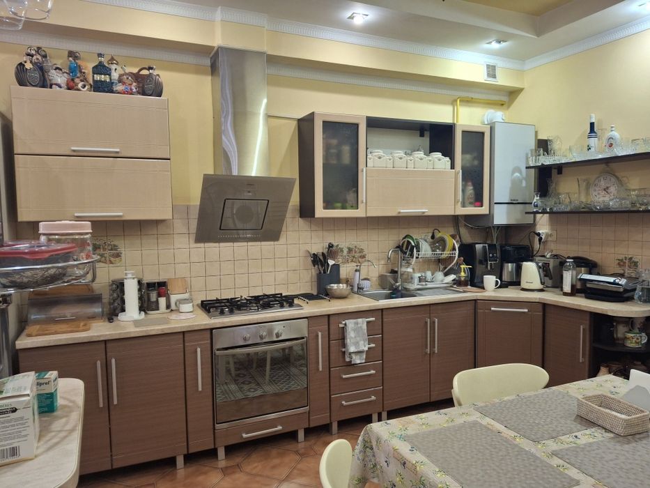 Продам добротний напівособняк в центрі міста