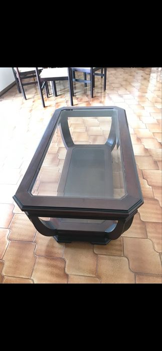 Mesa de Centro em Madeira Maciça e Vidro – Estilo Clássico