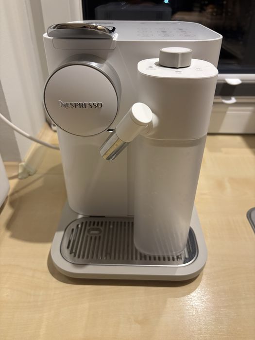 Ekspres na kapsułki DeLonghi Nespresso Gran Lattissima