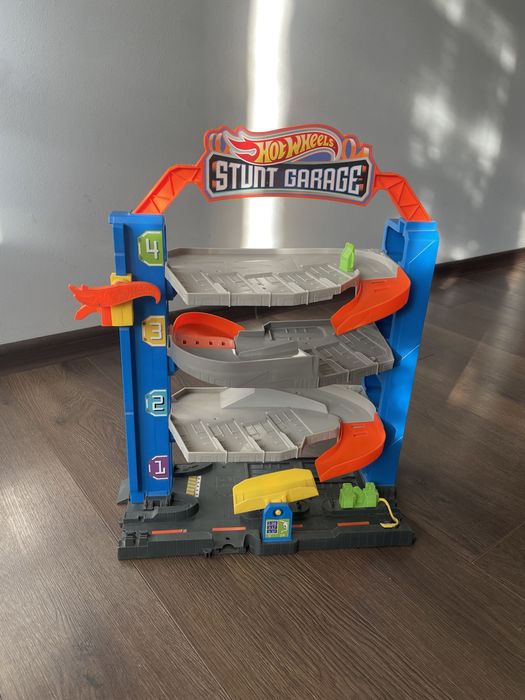 Іграшковий гараж для машинок Klein Hot Wheels чотириповерховий