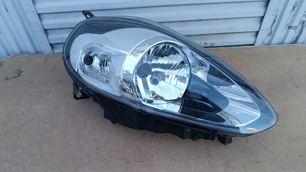 Vendo farol direito de Fiat grande Punto evo ano 2009