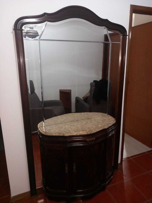 Artigos domésticos. Móvel  de hal de entrada- 50 € candeiros 20€ cada.