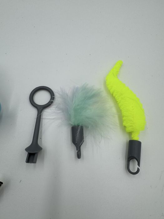 Interaktywna myszka dla kota z piorkiem