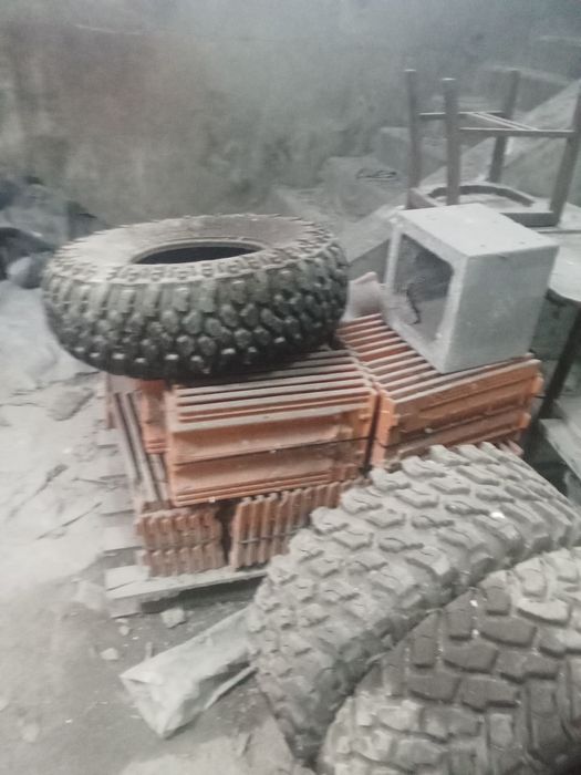 Telha lusa e remates em bom estado e chapas de lusalite .