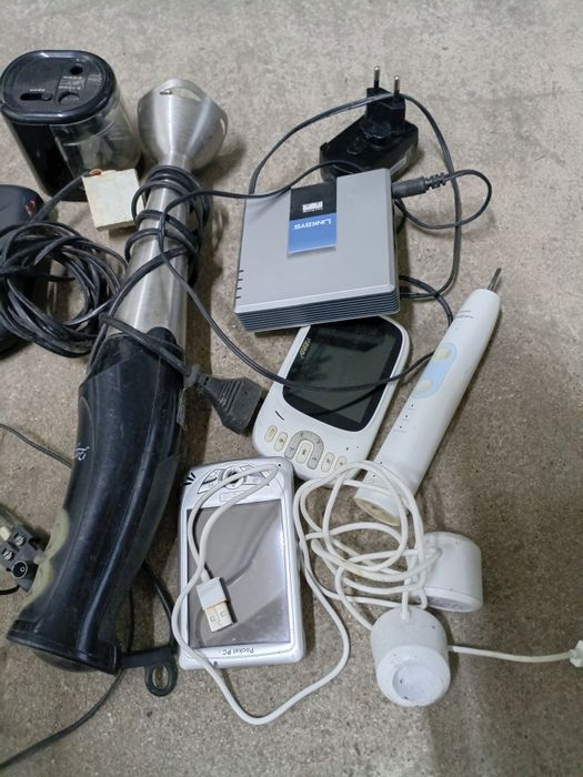 Zestaw starej elektroniki na odzysk do użytku