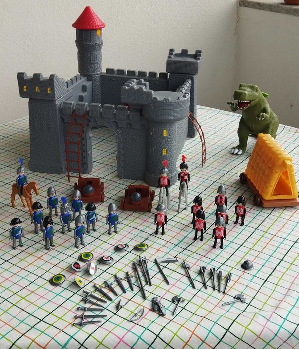 Castelo medieval com guerreiros e apetrechos + Estojo dinossauro