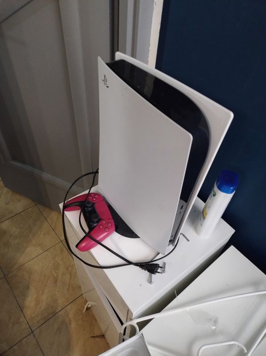 Konsola PlayStation 5 1 TB stan bardzo dobry