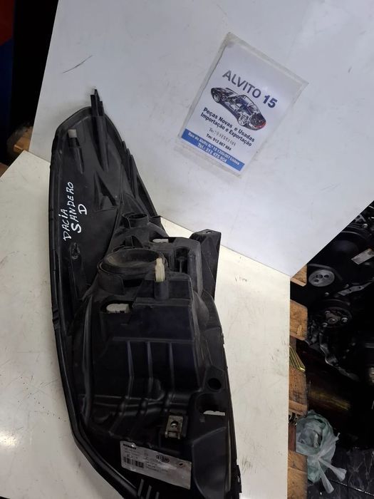 Farol direito Dacia Sandero 2012