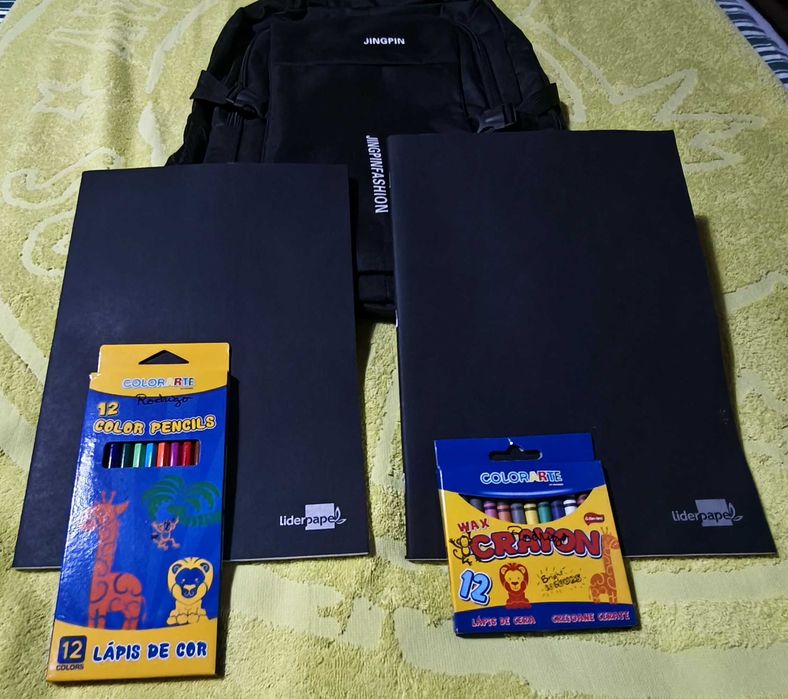 Mochila Preta+12 lápis cera e 12 lápis cor+2 cadernos A4 em oferta!