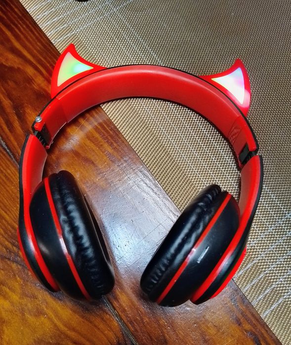 Навушники блютуз бездротові з підсвіткою FM радіо, та слотом для cd карти
