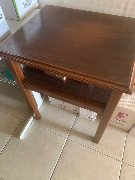 Vendo uma mesa em madeira castanho em bom estado