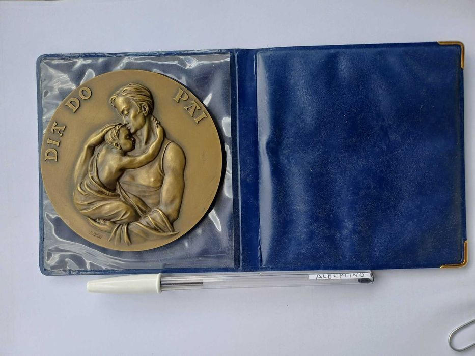 Medalha comemorativa do Dia do Pai – A André e A Sousa Freitas