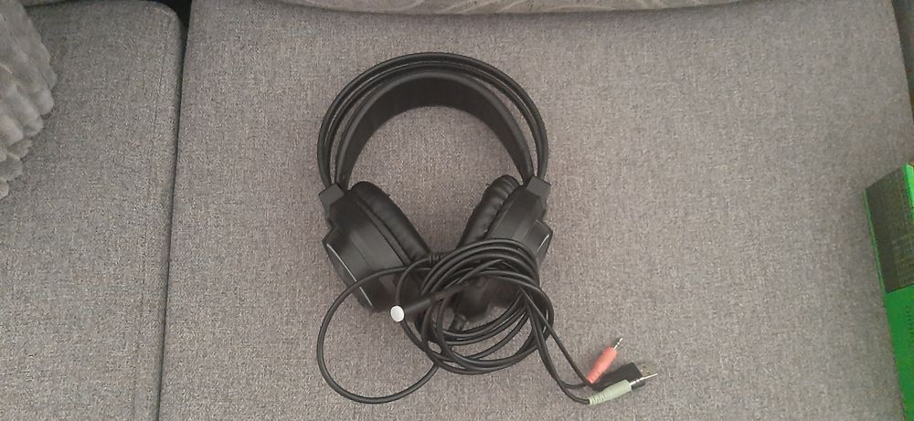 Krom headphones and keyboard64551412999810122