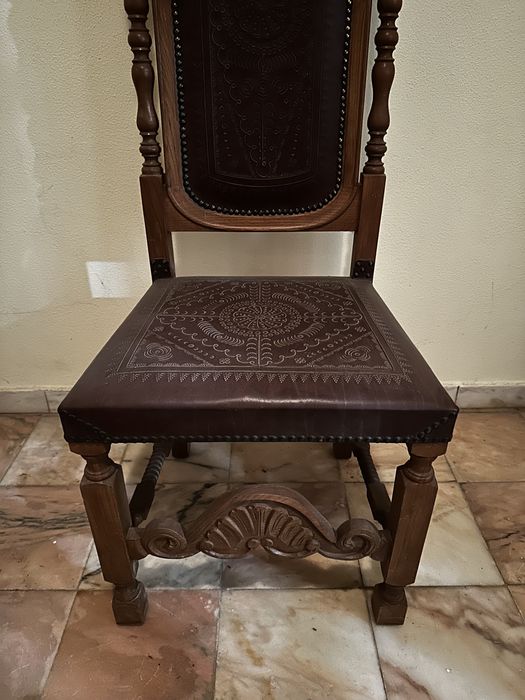 Móvel de Sala + Mesa + 8 cadeiras em couro